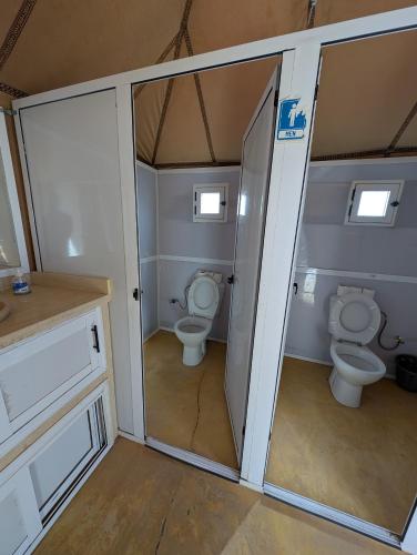 Ένα μπάνιο στο Luxury Desert Camp with AC & Heating in Merzouga