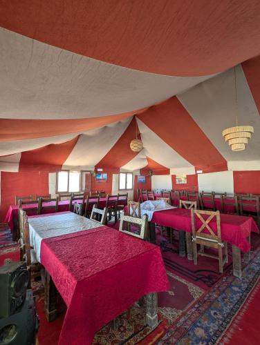 Εστιατόριο ή άλλο μέρος για φαγητό στο Luxury Desert Camp with AC & Heating in Merzouga