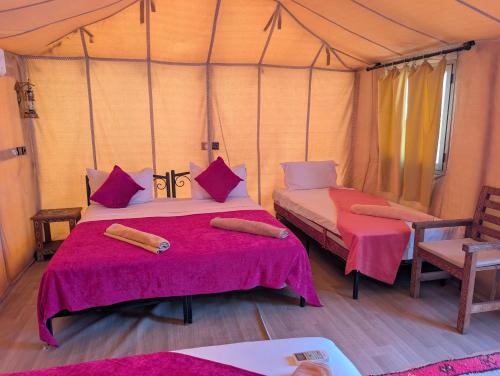 Ένα ή περισσότερα κρεβάτια σε δωμάτιο στο Luxury Desert Camp with AC & Heating in Merzouga