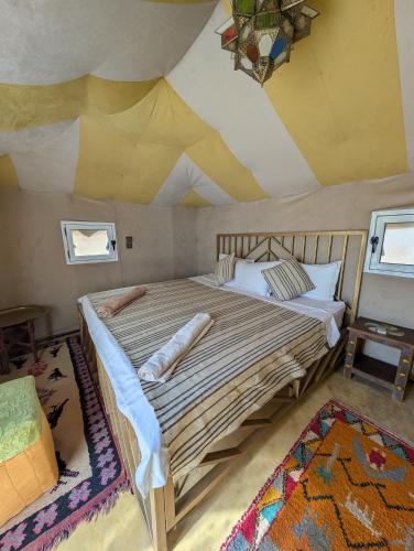 Ένα ή περισσότερα κρεβάτια σε δωμάτιο στο Luxury Desert Camp with AC & Heating in Merzouga