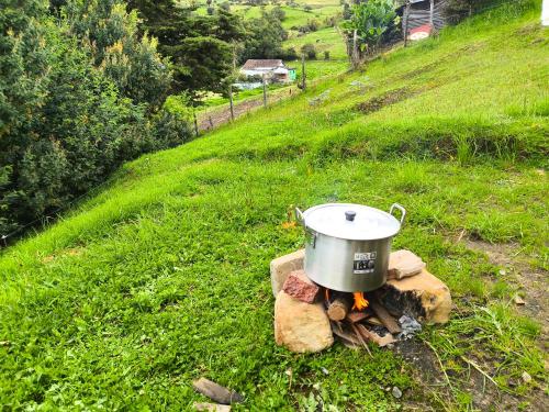 a pot sitting on top of a camp stove at Glamping con jacuzzi La Terraza del cielo in Chocontá