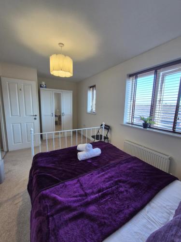 Rooms in Beautiful Home in Wolverhampton!にあるベッド