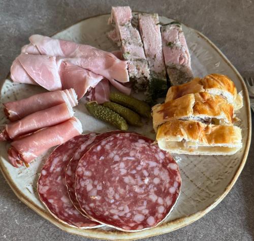 une assiette de différentes sortes de viandes et de pain dans l'établissement Maison Forte Perreuse, à Treigny