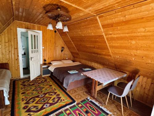 Postel nebo postele na pokoji v ubytování Будинок з видом на водоспад