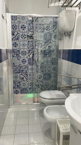 Bilik mandi di Agenzia Isotur MALVAROSA