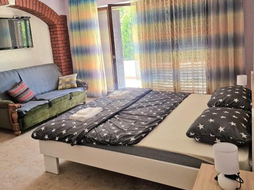 a bedroom with a bed and a couch in a room at D&D rooms 5 in Pula