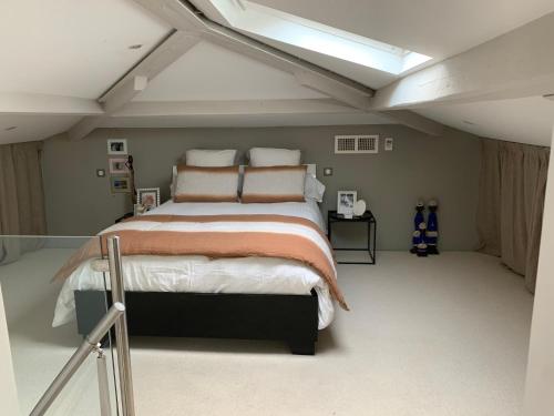 Un dormitorio con una cama grande en una habitación. en Grand appartement avec vue mer imprenable et panoramique, en Cannes