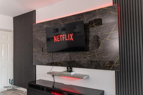 TV/trung tâm giải trí tại Modern 1 Bed Stay Near Etihad Stadium & Coop Live