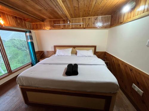 Cama ou camas em um quarto em CedarNest by Yoshikahomestays l Forest Boutique Stay l Kufri l Theog l SHlMLA