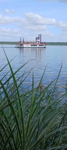 a large boat on a large body of water at Ferienwohnung König in Arendsee