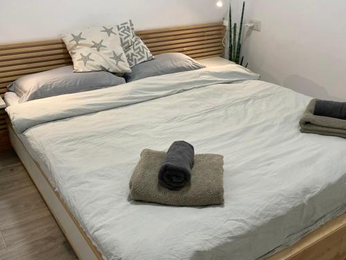 una cama con una toalla encima en ניסים בערבה, en Idan