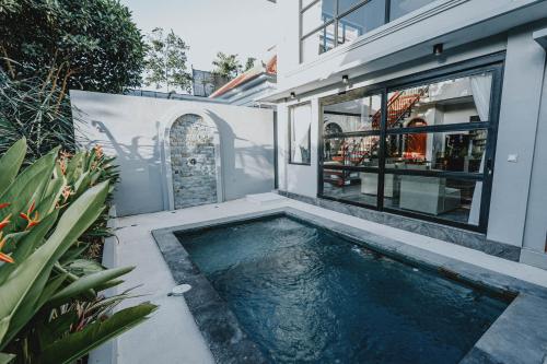 Swimmingpoolen hos eller tæt på Villa Dayana Canggu