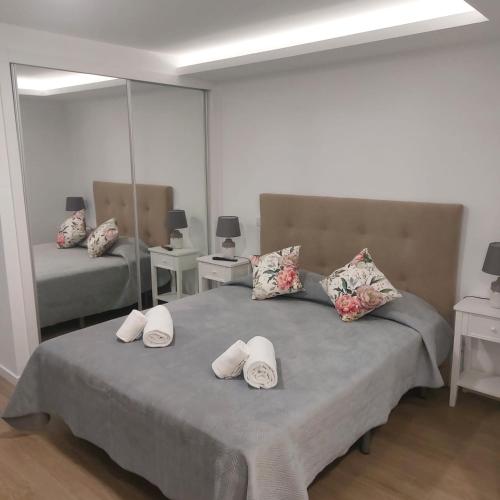 ein Schlafzimmer mit einem Bett mit weißen Kissen darauf in der Unterkunft Paradise Point Sea & Mountain view in Estreito da Calheta