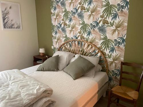 a bedroom with a bed with a floral wallpaper at ST JEAn in Baume-les-Messieurs