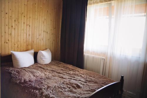 Una cama o camas en una habitación de Стежка в гори