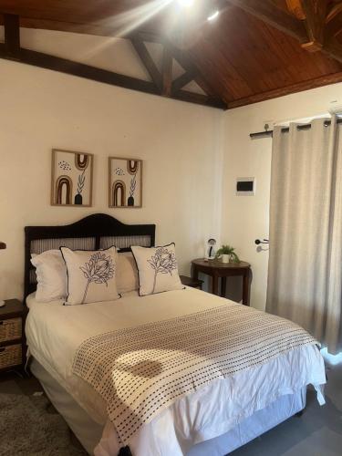 Un dormitorio con una cama grande con sábanas blancas. en Oriebruggie Accommodation, en Calvinia