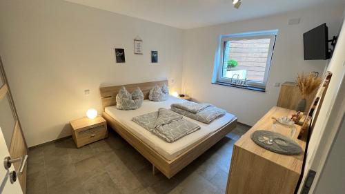 Ένα ή περισσότερα κρεβάτια σε δωμάτιο στο Eife(e)l-Home Ferienwohnung Jakobs