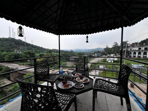Pemandangan gunung umum atau pemandangan gunung yang diambil dari hotel