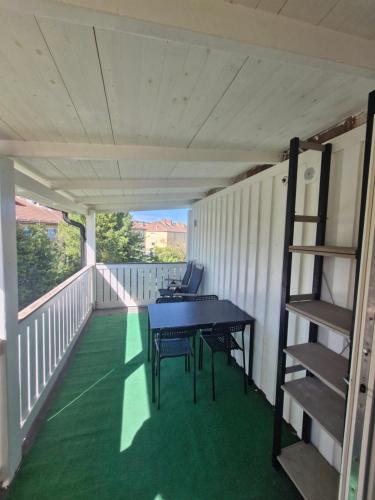 a screened in porch with a table and chairs at Rymlig lägenhet I hjärtat av Lindesberg 95kvm in Lindesberg