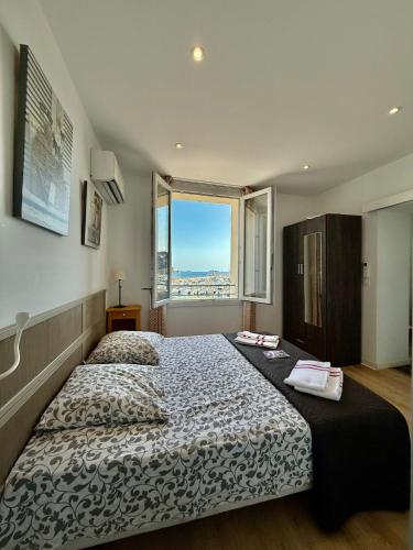 En eller flere senge i et værelse på Appartement vue mer sur le port de Sanary