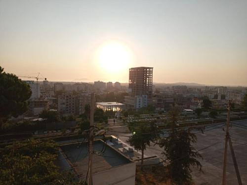 Η ανατολή ή δύση του ηλίου όπως φαίνεται από αυτό το διαμέρισμα ή από εκεί κοντά