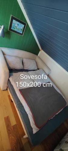 a small bed in a small room in a house at Øya husrom-enkeltsenger-kjøkken-bad in Sarpsborg