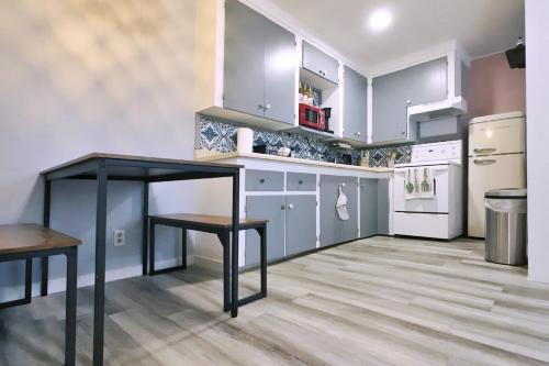 Η κουζίνα ή μικρή κουζίνα στο 1BR Backyard Bliss - Apt 6