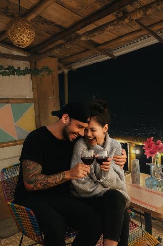 a man and a woman looking at a cell phone at Riya Tesoro de la Montaña - Cabaña Haly in Estación El Salto