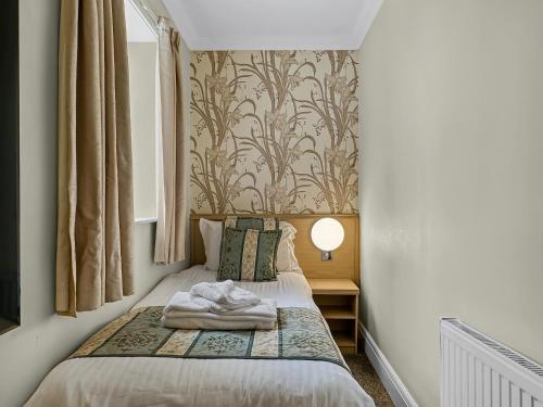 Postel nebo postele na pokoji v ubytování Granada Apartments Burbage