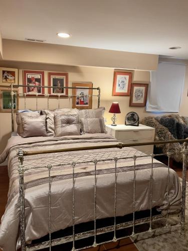 Ruang duduk di Charming 1-bedroom Basement Close to DC Pets Allowed