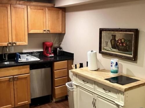 Dapur atau dapur kecil di Charming 1-bedroom Basement Close to DC Pets Allowed