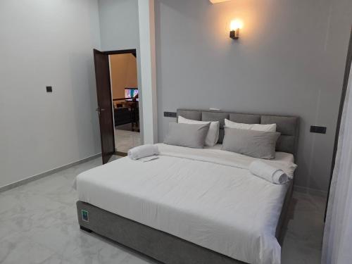 a bedroom with a large white bed in a room at Modern 4-Bedroom Home with Rooftop in Malabe in Malabe
