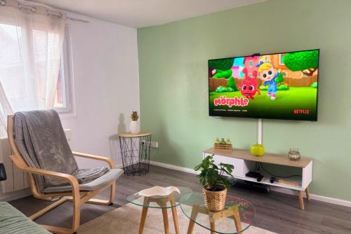 TV a/nebo společenská místnost v ubytování Maison typique 3 chambres entre vignes et montagnes - SPA - Route des vins proche Eguisheim