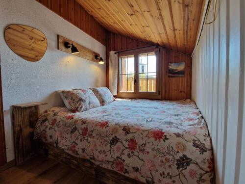 a bedroom with a bed in a room with a window at Chalet typique proche Crans Montana in Icogne