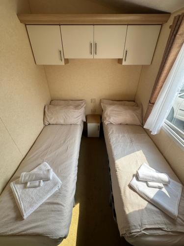 Postel nebo postele na pokoji v ubytování Cozy Donegal Caravan