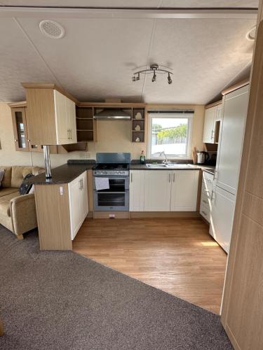 Kuchyň nebo kuchyňský kout v ubytování Cozy Donegal Caravan