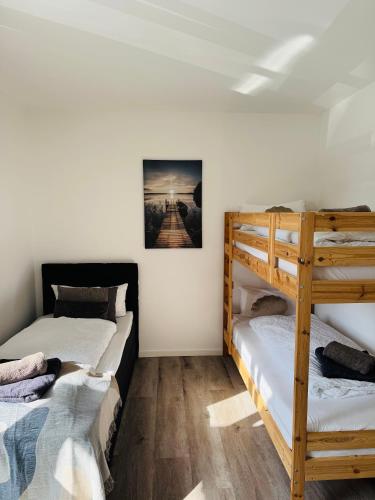 Ένα ή περισσότερα κρεβάτια σε δωμάτιο στο Familientraum 10min zur Ostsee und nach Lübeck Zentrum mit Parkplatz & Balkon