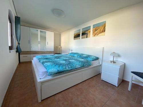 Ένα ή περισσότερα κρεβάτια σε δωμάτιο στο Bungalow in Schwerin ruhig, modern und stadtnah mit Blick ins Grüne