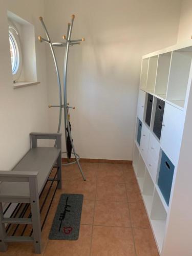 Μια τηλεόραση ή/και κέντρο ψυχαγωγίας στο Bungalow in Schwerin ruhig, modern und stadtnah mit Blick ins Grüne