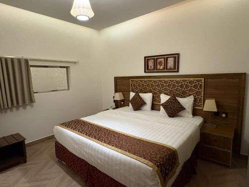 a bedroom with a large bed in a room at شقق سوار الذهب للشقق المخدومة in Sīdī Ḩamzah