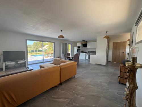 a living room with a couch and a television at Villa avec piscine, en Provence in Varages