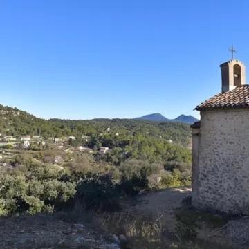a building with a mountain in the background at Villa avec piscine, en Provence in Varages