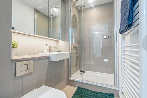 a bathroom with a shower and a toilet and a sink at Luxury 3BR with 2bath Near Westfield Stratford in London