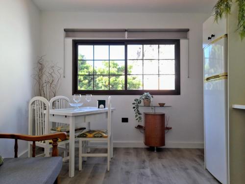 a dining room with a table and a window at Casa Ascensión del Mar in San Andrés