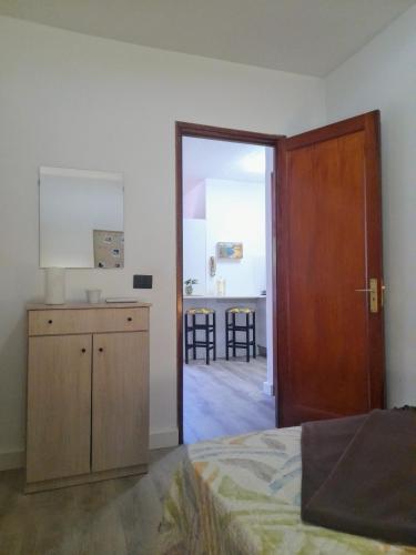 a bedroom with a door leading to a kitchen with chairs at Casa Ascensión del Mar in San Andrés
