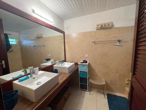 Ένα μπάνιο στο Le Blue Lagoon