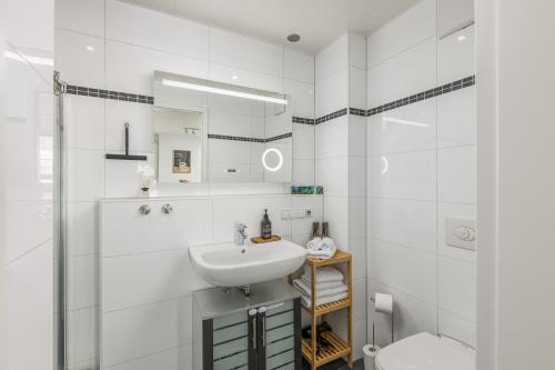 Bilik mandi di Kalina Suites - Apartment am Rhein, Nähe BASF, AbbVie, Uni MA