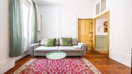 Appartement cosy avec terrasse, accès gare Dijon à pied