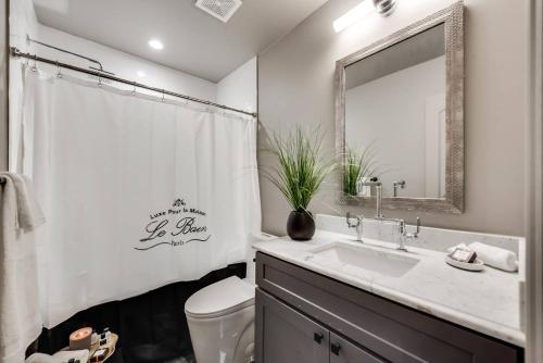 Ένα μπάνιο στο Lovely 1-br Condo W Hot Tub & Patio Pool Access