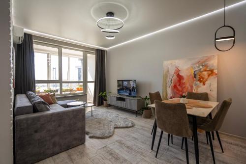 TV a/nebo společenská místnost v ubytování Slavutich ECOLOFT studios